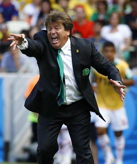 羅本承認曾假摔 墨西哥主帥：該罰他下場