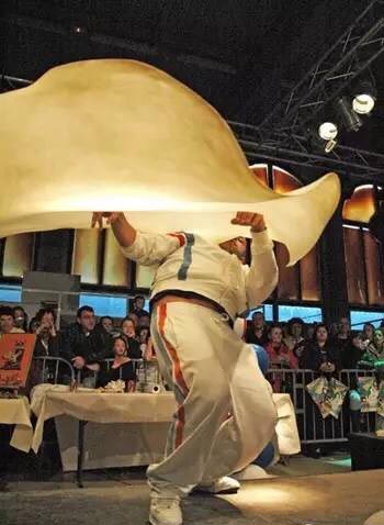 Showman puts fun in the art of making pizza