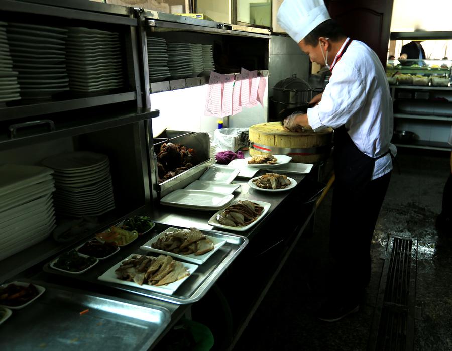 Tourists enjoy firecracker-shaped noodles in Zhangye, NW China's Gansu