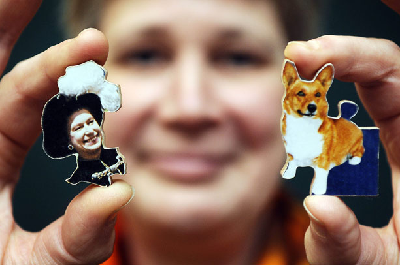 英國(guó)“王室拼圖”首亮相 84歲女王最愛(ài)“盲拼”