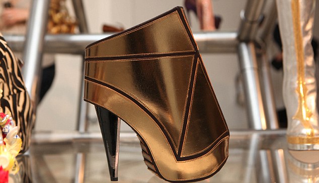 圖：倫敦高跟鞋展覽異彩紛呈 讓女人更接近天空