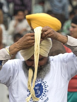 頭發拉車、牙齒搬磚 印度鄉村奧運會牛人顯神通