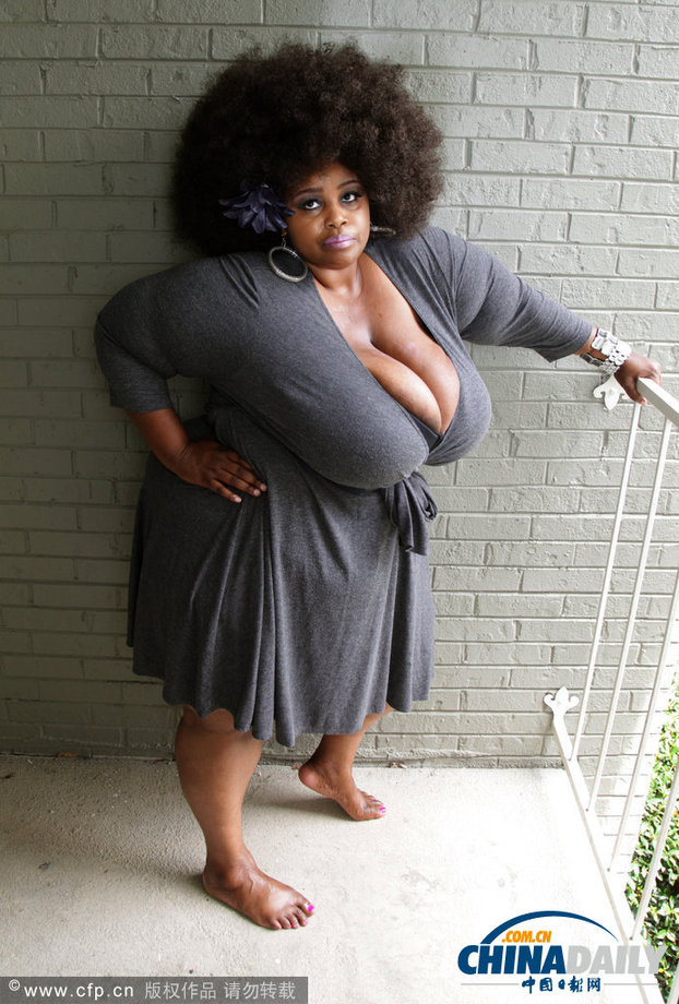 美國胖妞靠大胸與體重吸引客戶