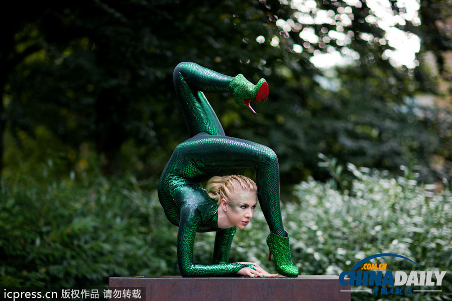 俄羅斯柔術美女綠色緊身衣表演