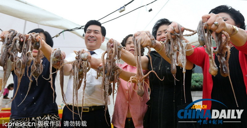 韓飲食節舉辦生吃魷魚比賽