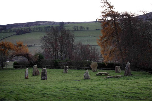 英父子農場仿建“巨石陣”引圍觀