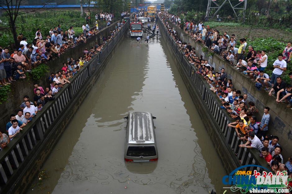 成都暴雨“看海” 涵洞積水車(chē)輛慘遭沒(méi)頂