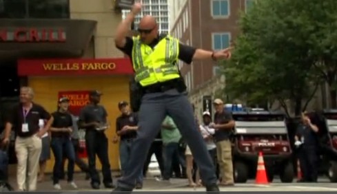 美國(guó)民主黨大會(huì)歡樂(lè)多 交警熱舞指揮交通(組圖)