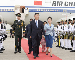 習(xí)近平攜夫人抵達吉隆坡