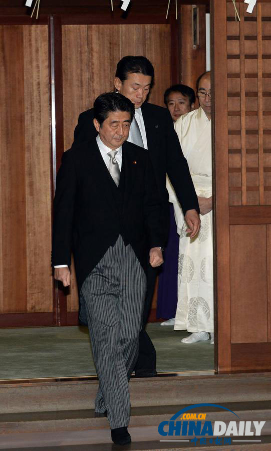 安倍晉三在神職人員引領下參拜靖國神社