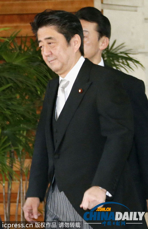 安倍晉三在神職人員引領下參拜靖國神社