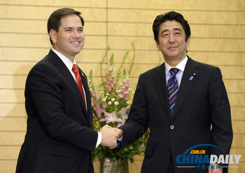 美參議員訪日 安倍“點(diǎn)頭哈腰”請(qǐng)其入座 