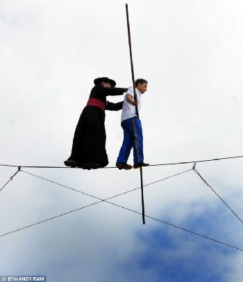 為艾滋病人募集善款 英國神父高空走鋼絲奪人眼球