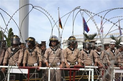 紅衫軍”圍堵致東盟峰會(huì)取消 各國(guó)領(lǐng)導(dǎo)人緊急撤離