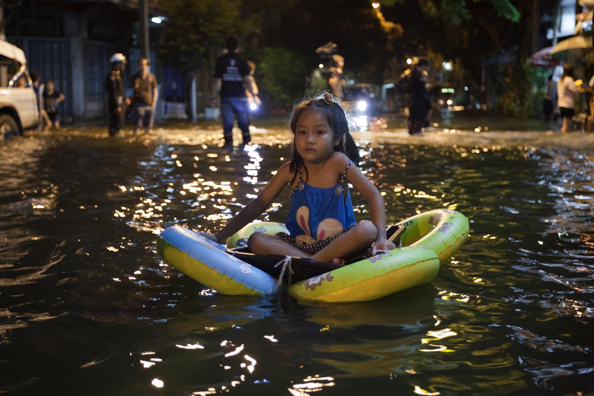 泰國總理稱有信心戰勝洪水 國王要求軍隊全力救災