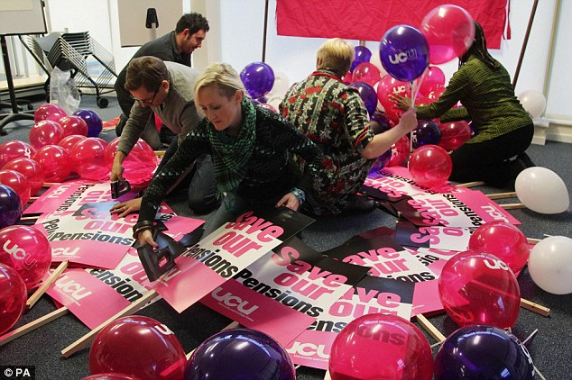 英200多萬人舉行“世紀(jì)大罷工” 卡梅倫政府面臨最大考驗(yàn)