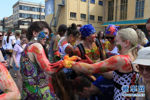 實拍俄羅斯趣味橫生的“灑紅節”