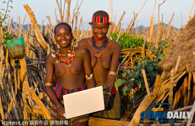 盤點(diǎn)土著人現(xiàn)代化進(jìn)程 玩單反相機(jī)用蘋(píng)果電腦