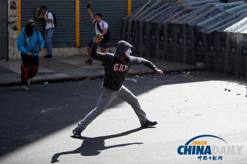 委內瑞拉反對派與安全部隊激烈沖突 兩人死亡