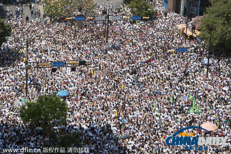 委內(nèi)瑞拉反政府示威持續(xù) 反對(duì)派領(lǐng)導(dǎo)人穿白衣現(xiàn)身