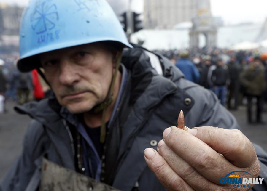 烏克蘭沖突持續示威者陳尸廣場 總統“休戰”承諾未能兌現