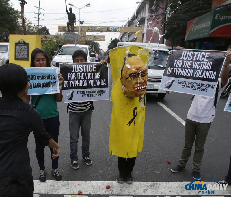 菲律賓民眾朝“阿基諾”扔雞蛋 抗議其拒絕向災民發補助金