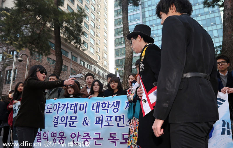 韓國民眾火燒日本軍旗 抗議其舉辦“竹島日”活動