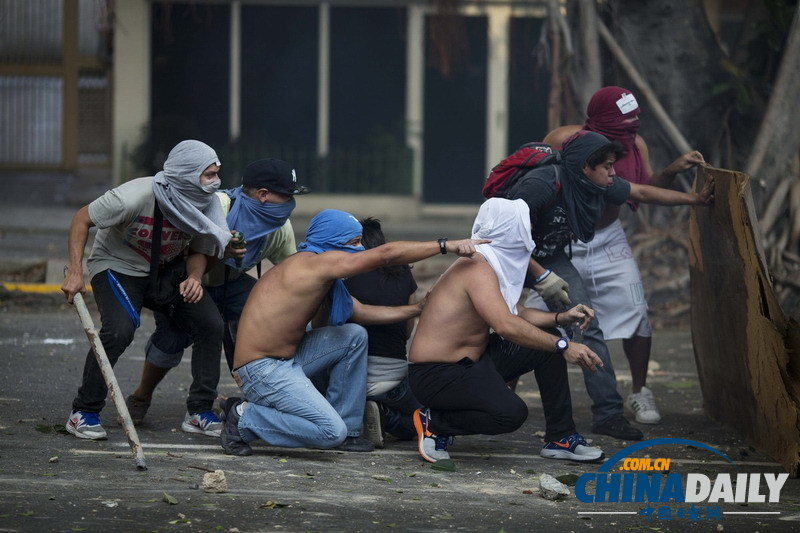 委內(nèi)瑞拉數(shù)萬(wàn)民眾游行支持馬杜羅 與反對(duì)派街頭對(duì)峙