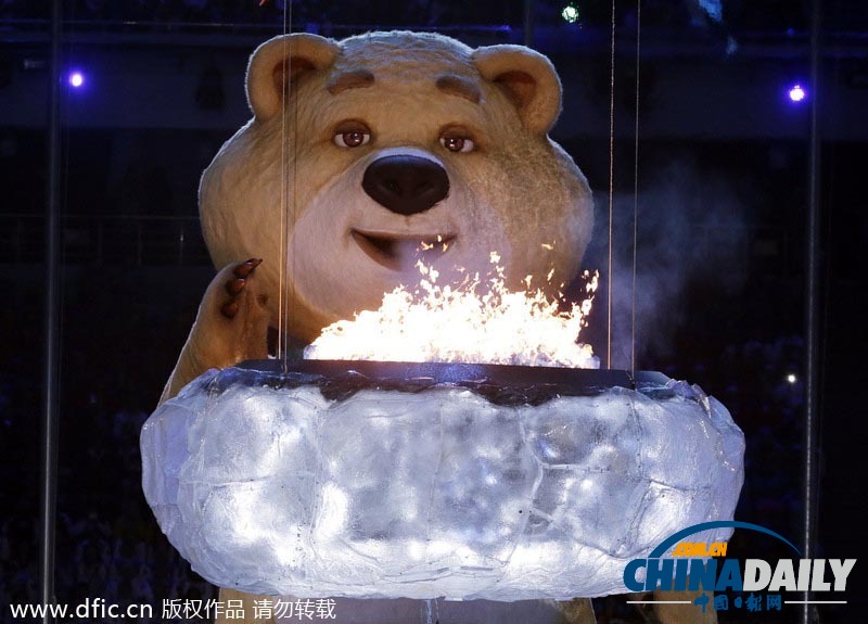索契冬奧會閉幕式:吉祥物吹滅圣火