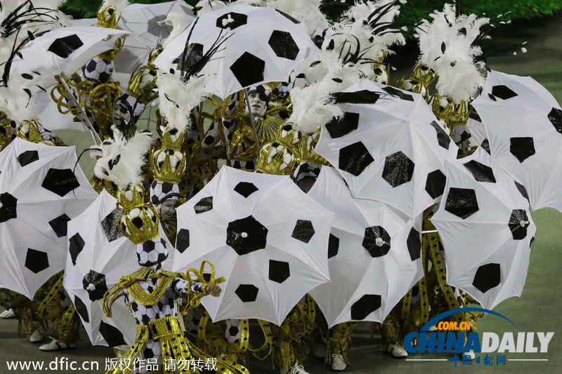 巴西狂歡節(jié)足球味濃 兩大名將為游覽車保駕護航