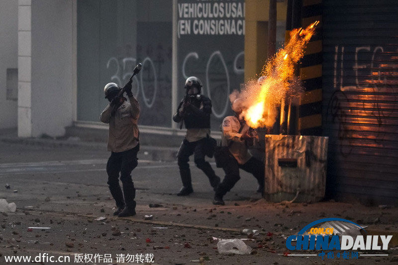 委內瑞拉示威者與防暴警察沖突 焚燒馬杜羅假人