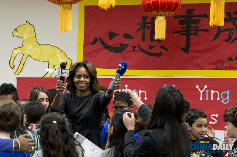 米歇爾參觀育英學校聽學生講中國之行 為訪華做準備