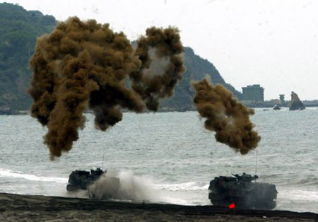 臺軍AAV7兩棲登陸車操演