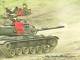 扁將近距離觀看臺漢光軍演實彈火力展示