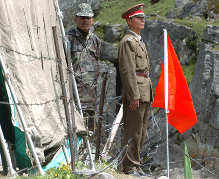 乃堆拉山口兩側的中印邊防軍人