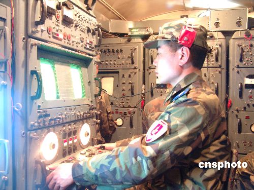 濟空導彈某團全員全裝夜間快速出動演練