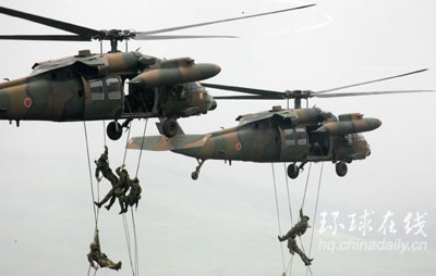 日本自衛隊舉行軍演