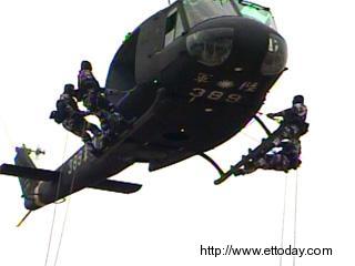 臺(tái)軍演練反劫持作戰(zhàn) “逃命車”首次亮相