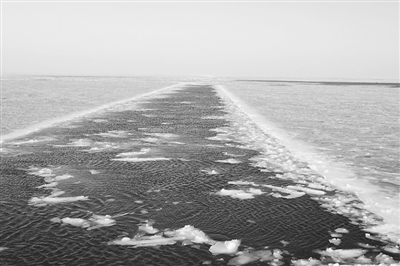 中國(guó)海軍破冰船緊急展開海上破冰救援