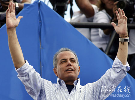 委內(nèi)瑞拉數(shù)萬人舉行反對(duì)查韋斯游行