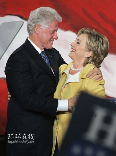 克林頓甘心當(dāng)起太太“背后的男人”(圖)