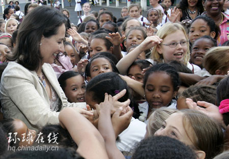 小朋友們的崇拜者(圖)