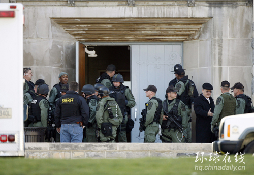 調查案情的警員從諾里斯大樓走出<br>