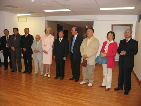 山東省政府向我駐澳領(lǐng)事館贈送中華鼎