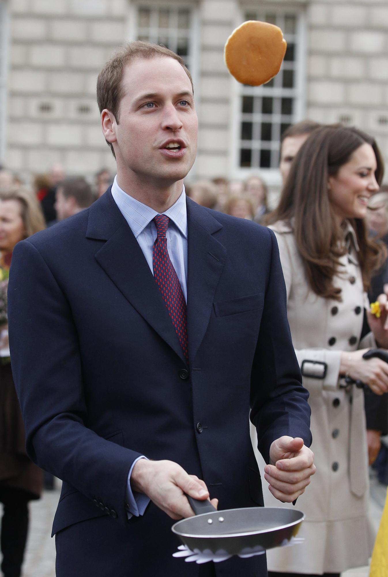 威廉、凱特北愛翻煎餅 王子將赴澳新慰問災民