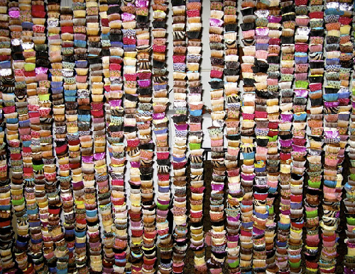 美國(guó)女生烘焙萬(wàn)余紙杯蛋糕 用線穿成3米高墻(圖)