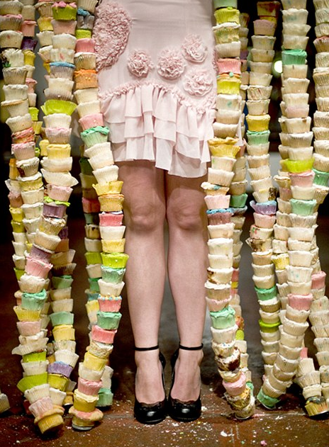 美國女生烘焙萬余紙杯蛋糕 用線穿成3米高墻(圖)