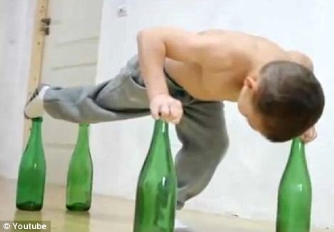 英7歲男孩酒瓶上大秀俯臥撐 曾破雙腿夾球倒立行走世界紀錄