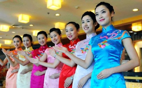 當(dāng)各地空姐遇到旗袍 誰最美？