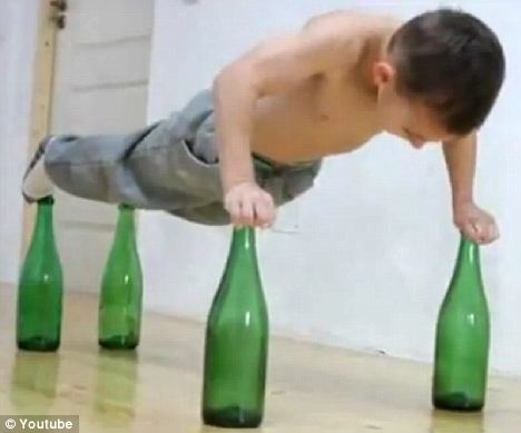 英7歲男孩酒瓶上大秀俯臥撐 曾破雙腿夾球倒立行走世界紀錄